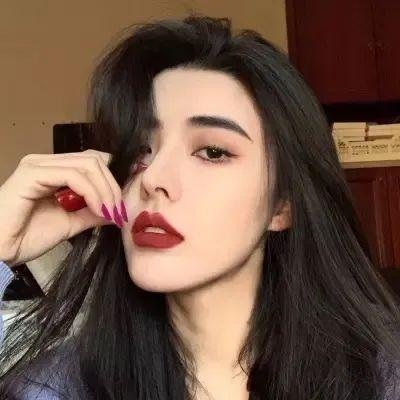 穿条纹衣的男孩